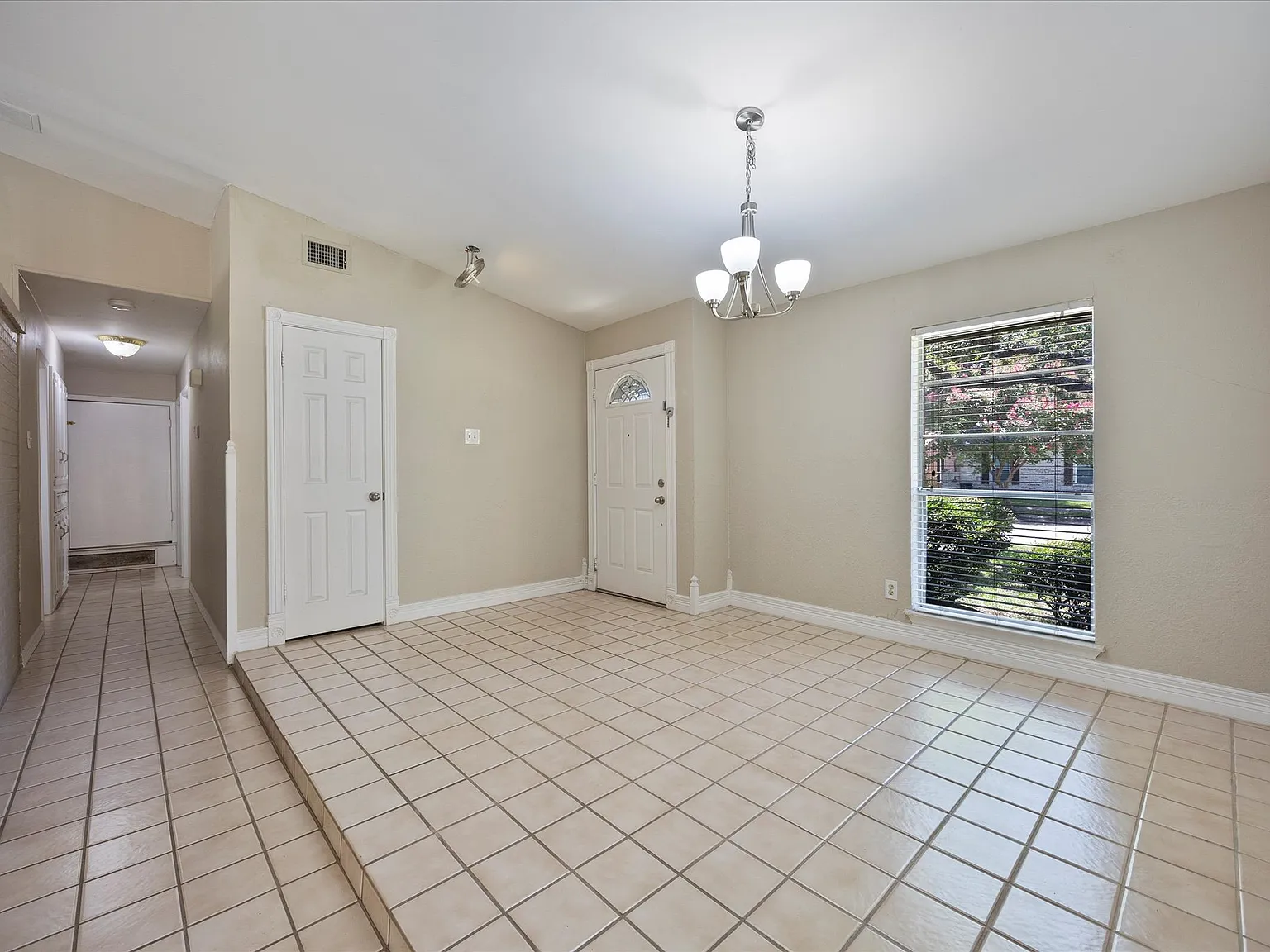 3 bed, 1636 sqft, $2,300 — Photo 3