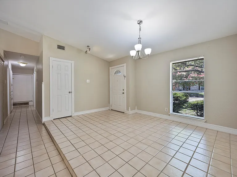2413 Village Green Dr — Photo 3