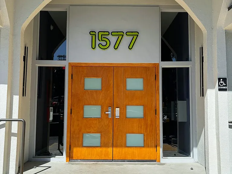 1577 N Fair Oaks Ave — Photo 9