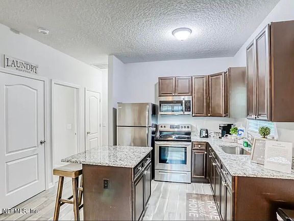 Island in the kitchen, perfect for entertaining
