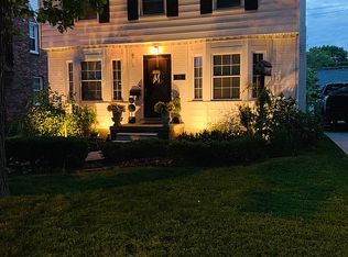 1315 Hampton Rd, Grosse Pointe Woods, MI 48236