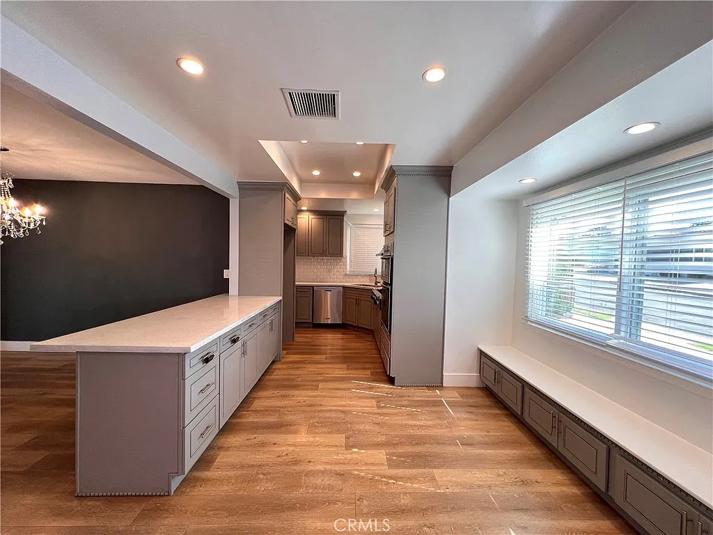 3 bed, 2.5 bath, 1855 sqft, $3,800 — Photo 4