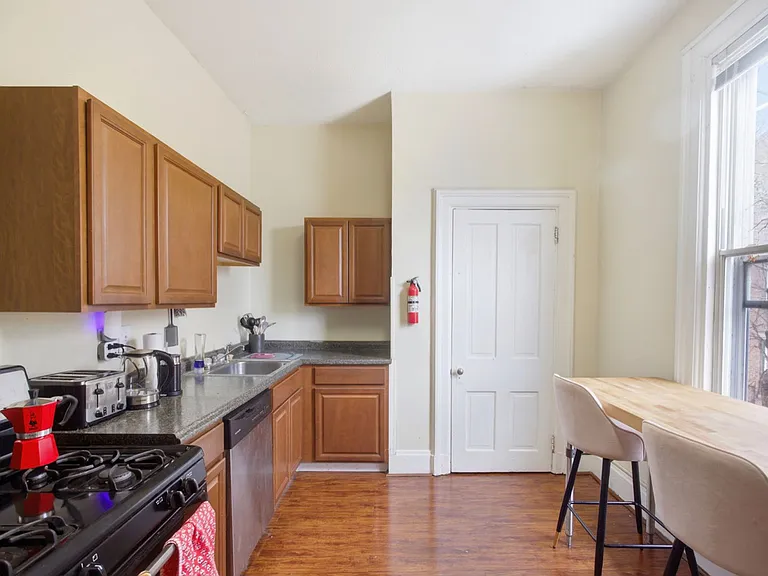 122 E University Ave — Photo 4