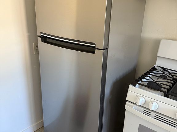 5th image of 526 N Raymond Ave