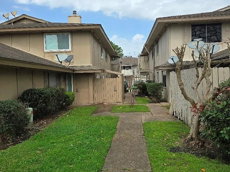 5640 Birchmont Dr #C — Photo 28