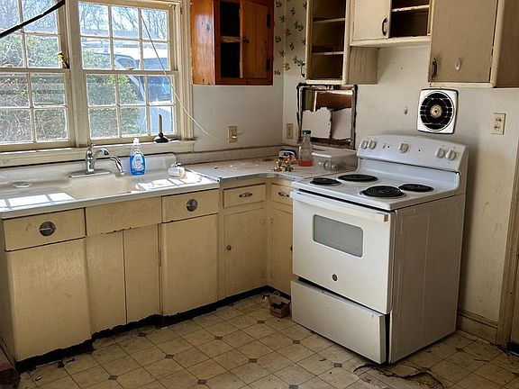 2nd image of 372 Juless St