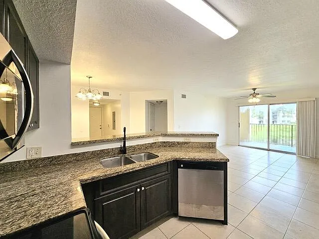 2 bed, 2.0 bath, 1060 sqft, $1,999 — Photo 4