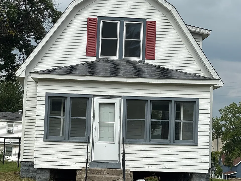 102 S 4th St