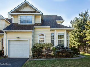 20 Apricot Ct, Melville, NY 11747