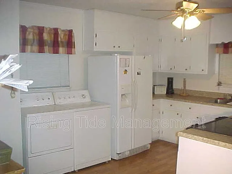 1928 Poplar Dr — Photo 12