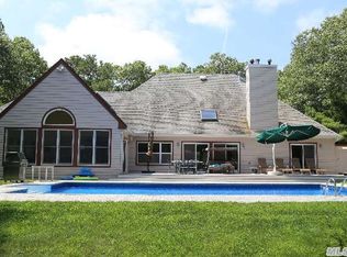 38 Midhampton Ave, Quogue, NY 11959