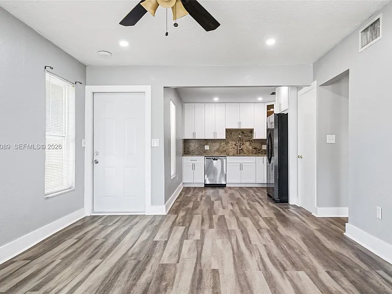 610 SW 2nd Ave #1 — Photo 8
