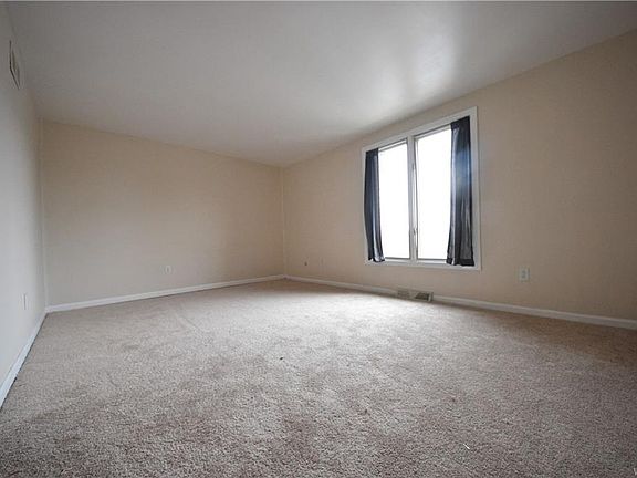 4th image of 225 Charter Oaks Dr APT 4