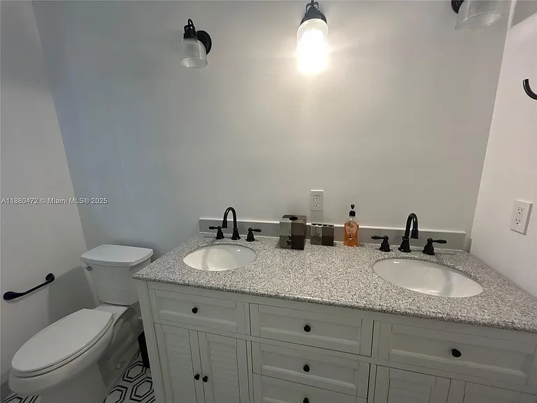 6395 SW 42nd Ter — Photo 15