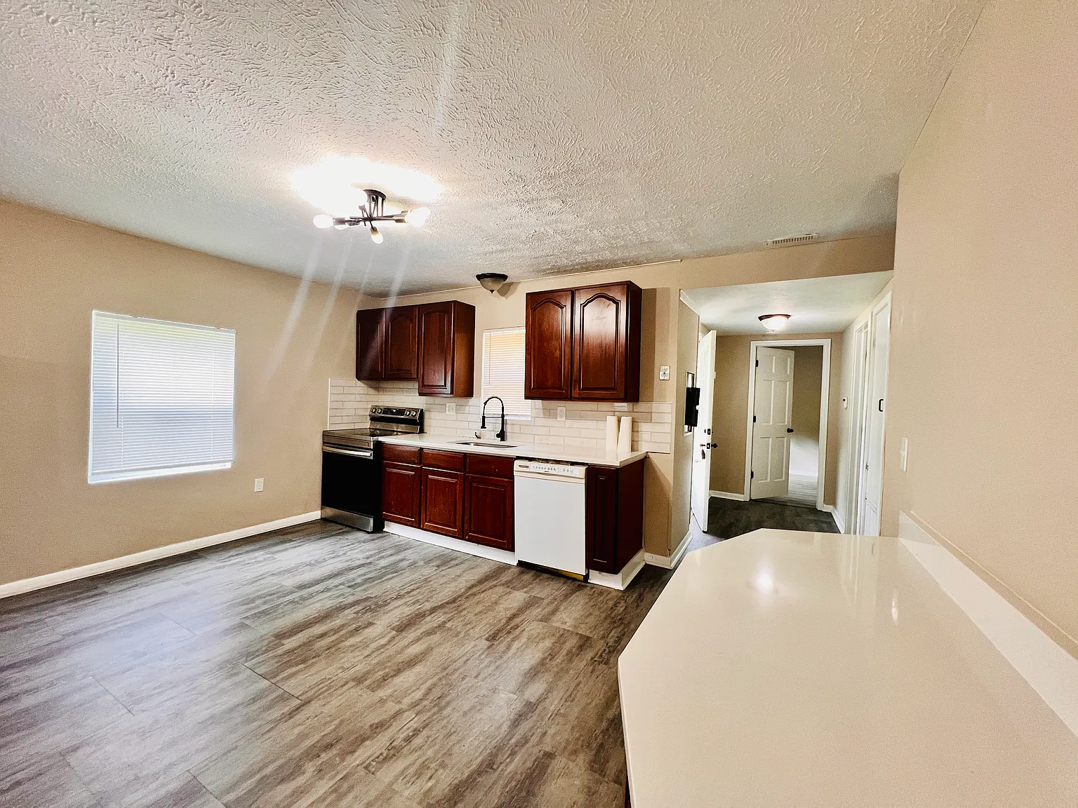 4 bed, 1683 sqft, $1,925 — Photo 2