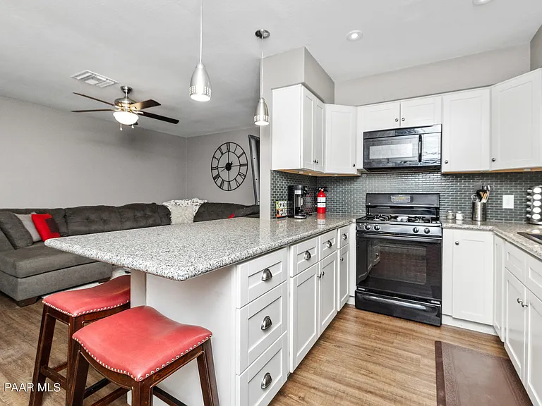 142 S Rush St #A — Photo 8