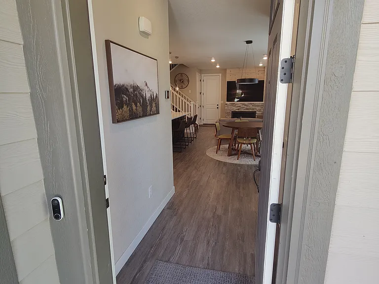 201 W Jamison Ct — Photo 3