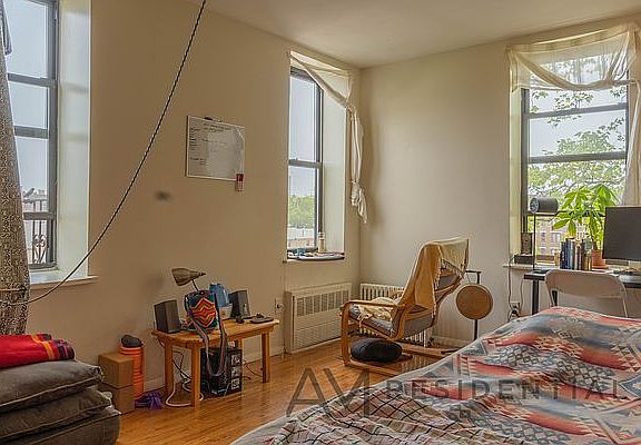 3rd image of 172 Bay 28 St #10C