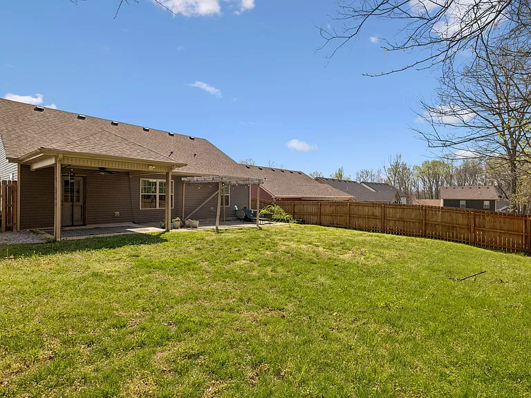 833 Lutz Ln — Photo 27