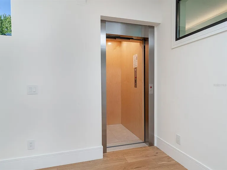 2467 Hyde Park St — Photo 20