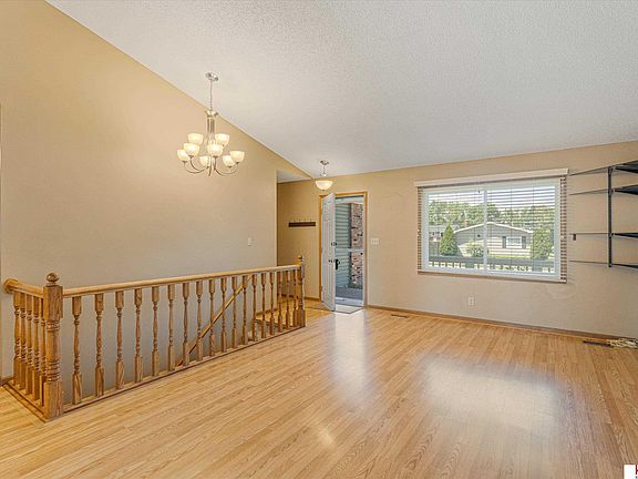 4th image of 2201 W Cove Dr