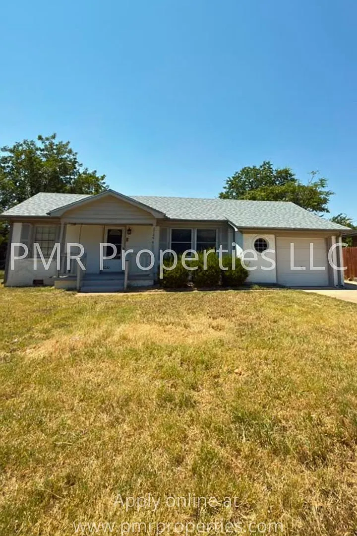 3 Bedrooms / 1 Bathroom House — Photo 1