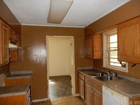 3rd image of 1116 N Broadway St