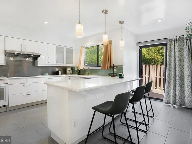 5351 Strathmore Ave — Photo 10
