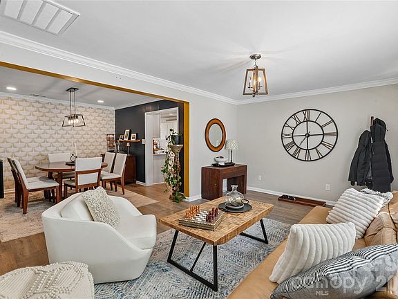 5th image of 206 Price St