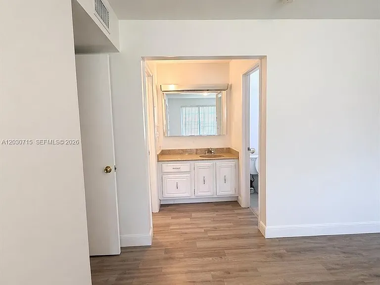 200 High Point Ct E #D — Photo 6