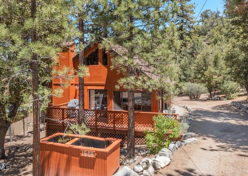 1600 Bernina Dr, Pine Mountain Club, CA 93222