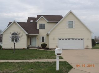 901 32nd St, Peru, IL 61354