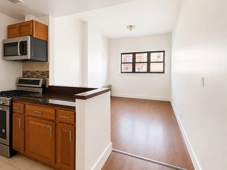 890 Glenmore Ave #1 — Photo 4
