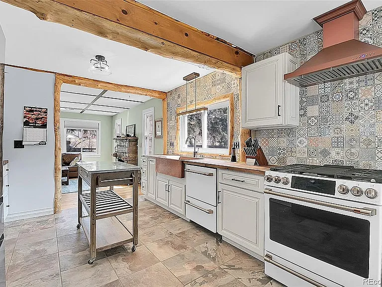 124 River Dr — Photo 2