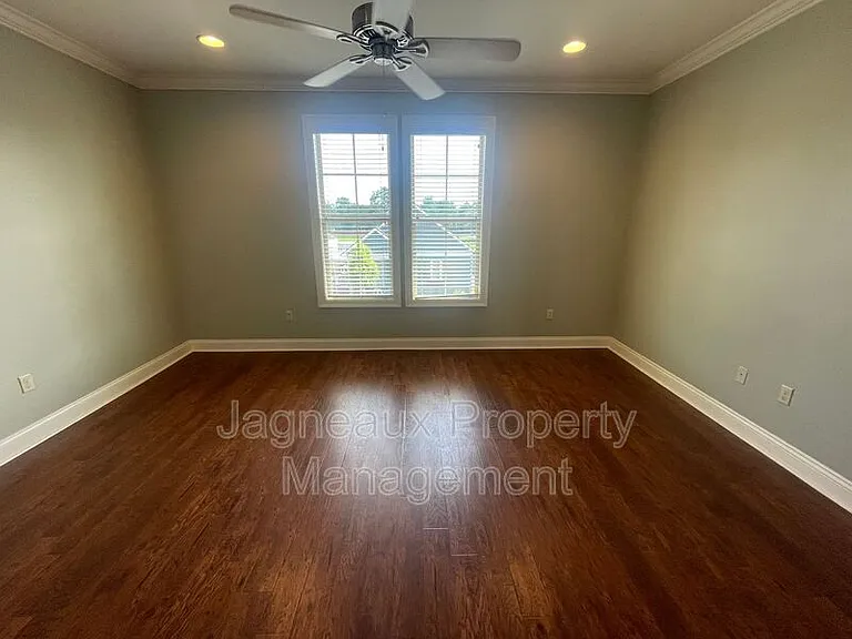 102 Hargrave Dr — Photo 12