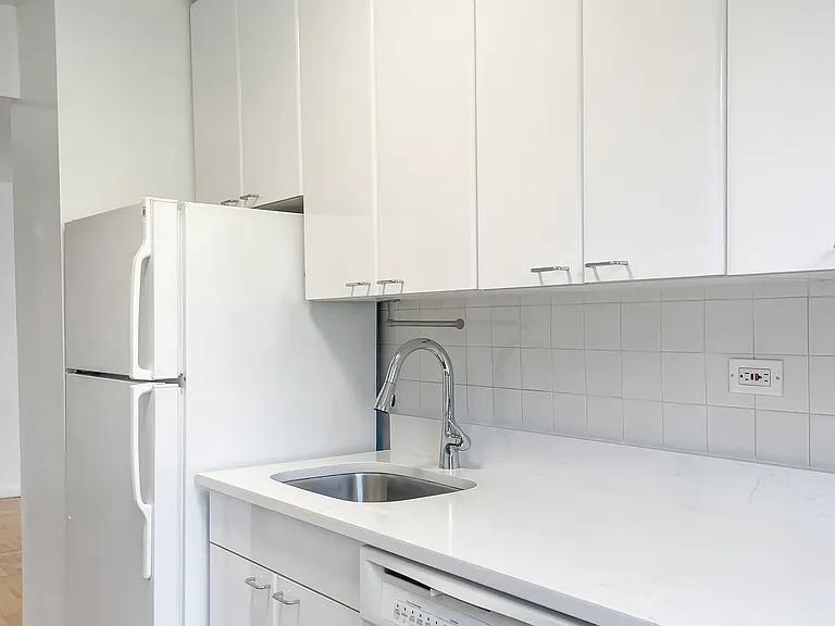 150 E 18th St #6E — Photo 3