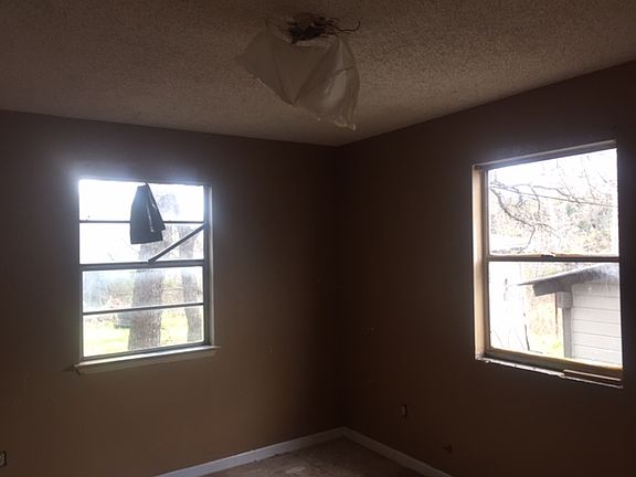 3rd image of 906 Churchill Dr