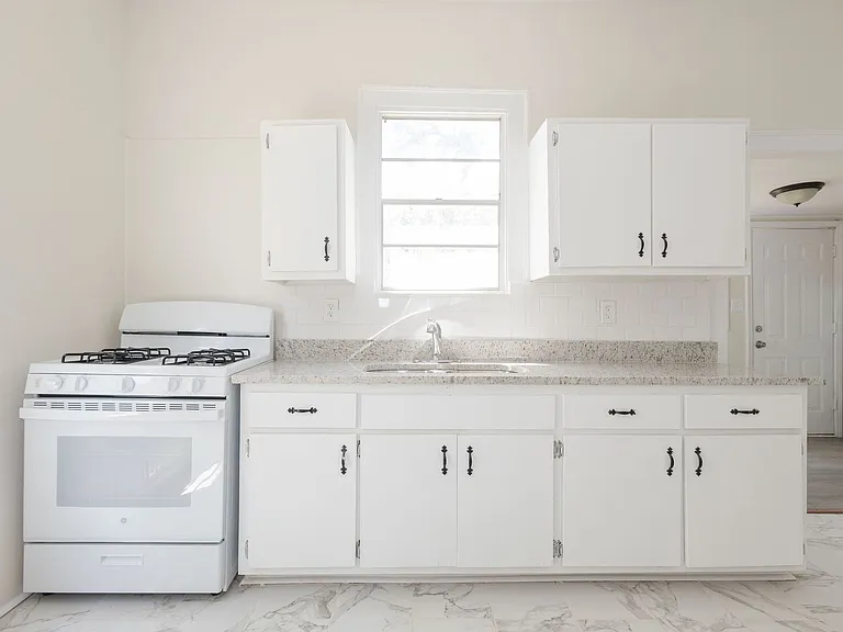 1018 W Broad St — Photo 11
