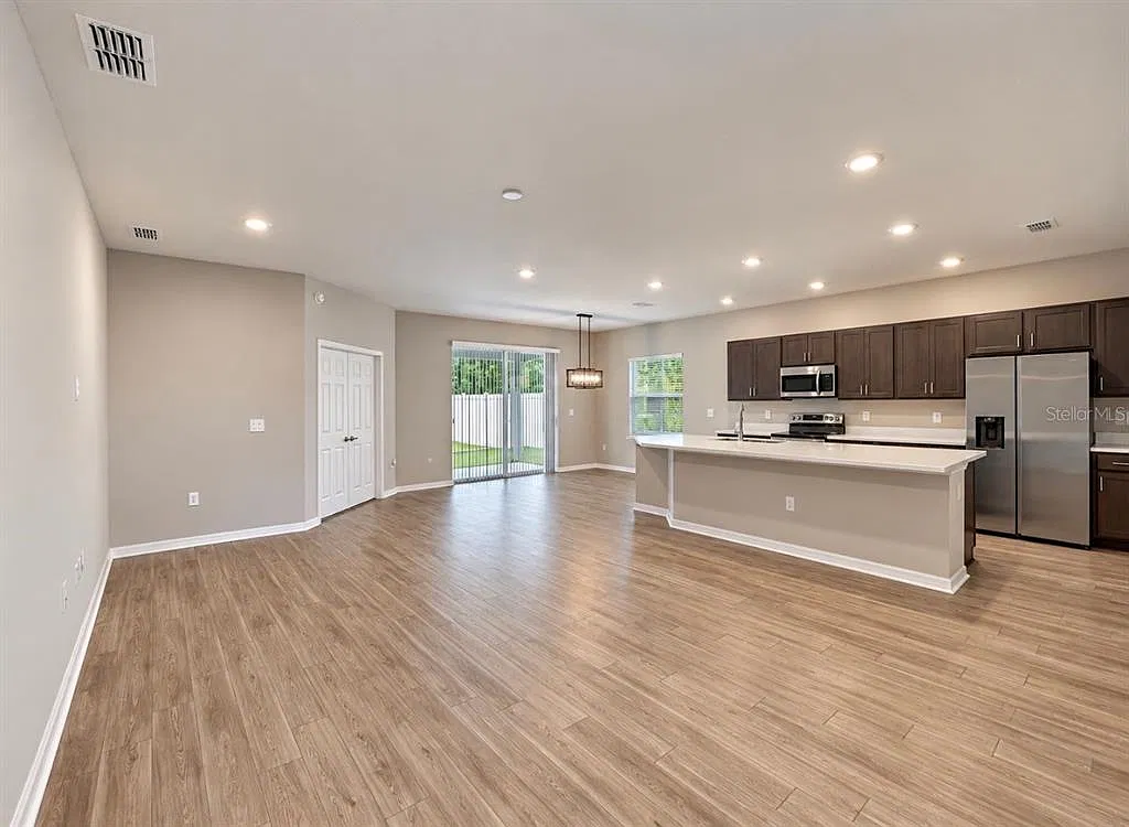 4 bed, 2.5 bath, 1957 sqft, $2,450 — Photo 3