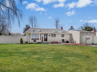 38 Marvin Ln, Commack, NY 11725
