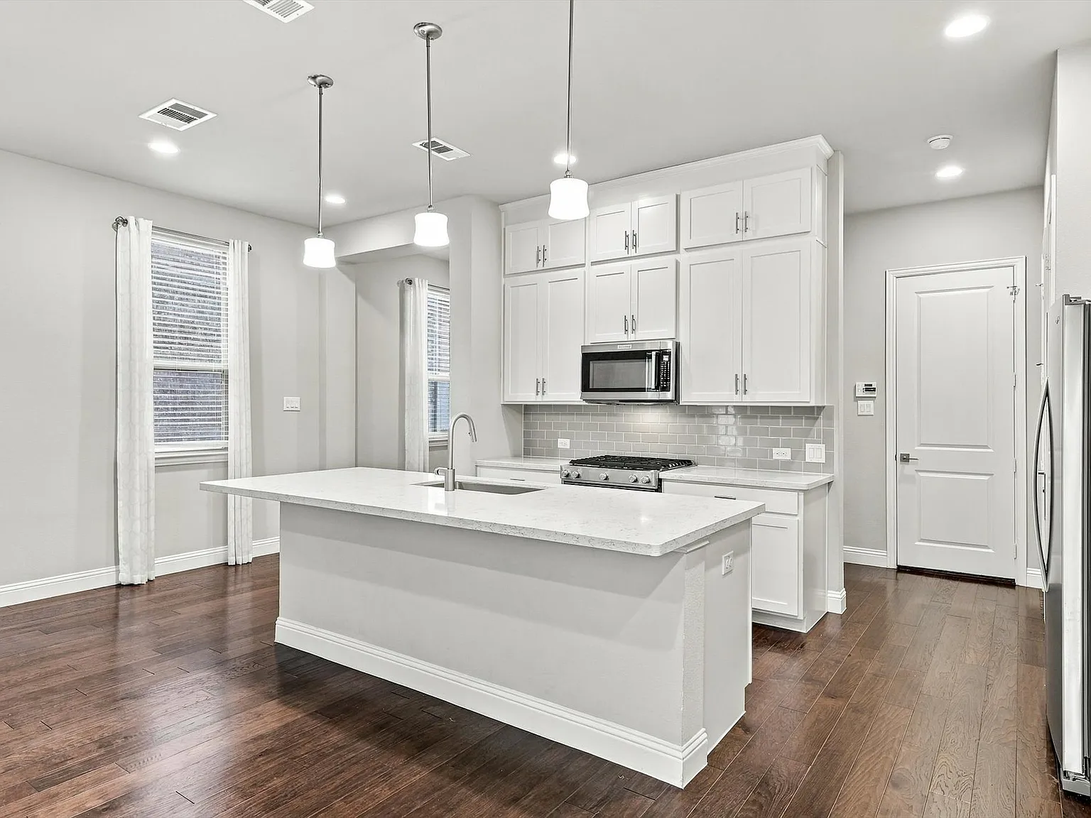 3 bed, 1921 sqft, $3,300 — Photo 4