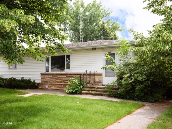 507 11th St, Walhalla, ND 58282