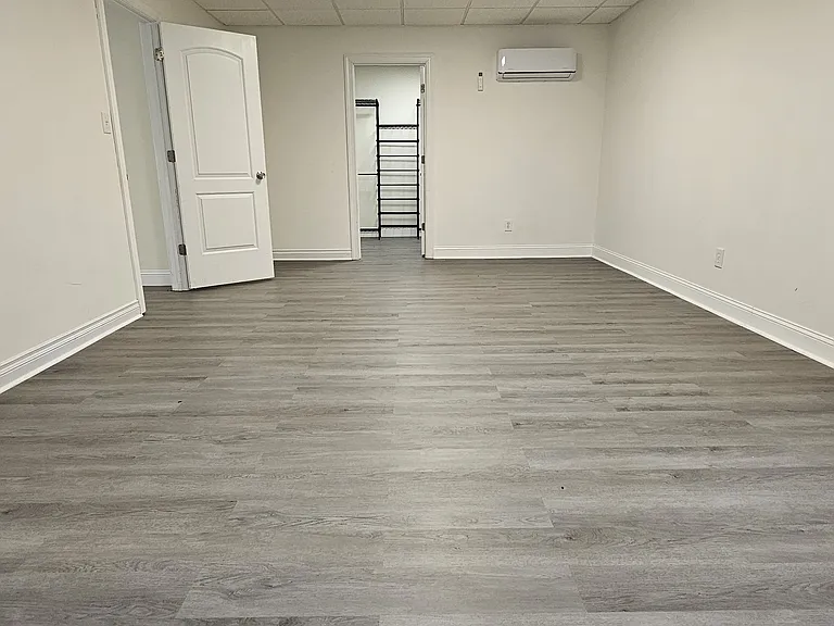 Basement Spacious Bedroom with Walk in Closet - Versatile Use