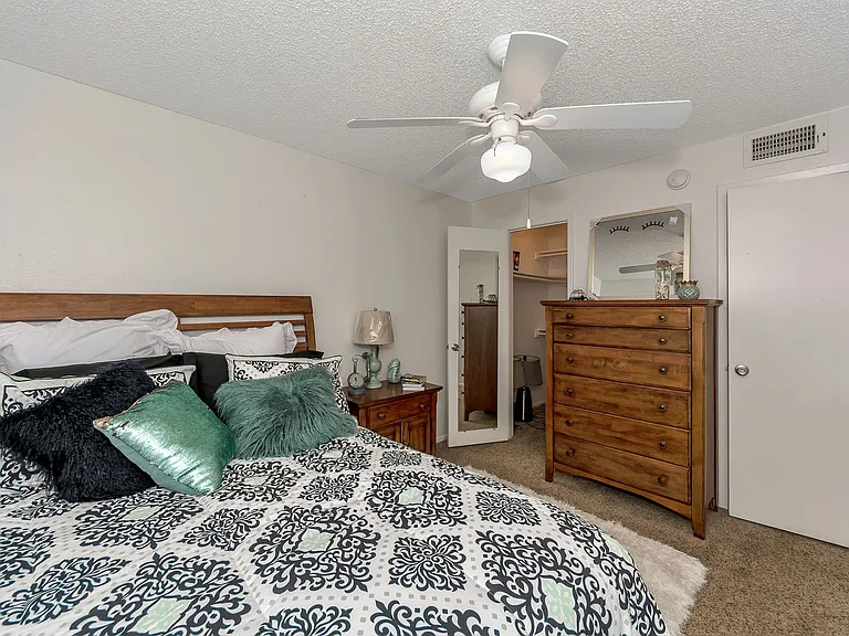 Centerpoint Apartments — Photo 15