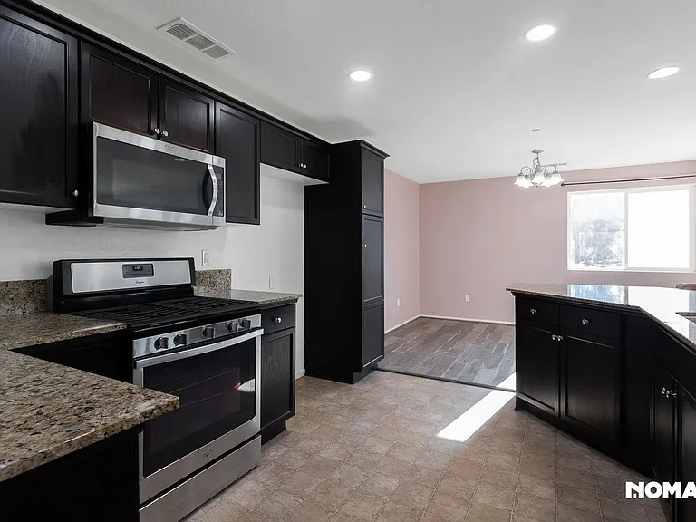 530 Hall St — Photo 3