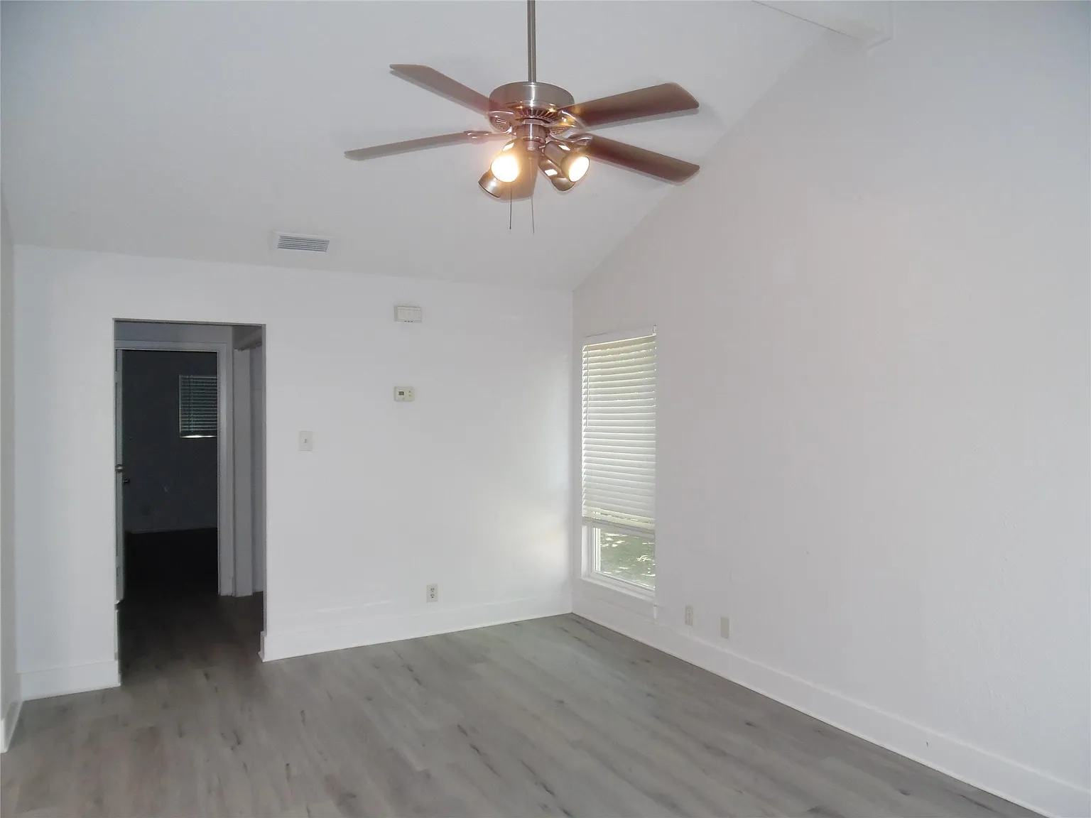 2 bed, 1.0 bath, 1643 sqft, $1,349 — Photo 4