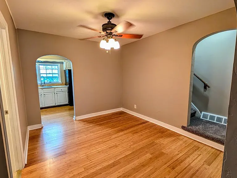 229 W Sycamore St — Photo 4