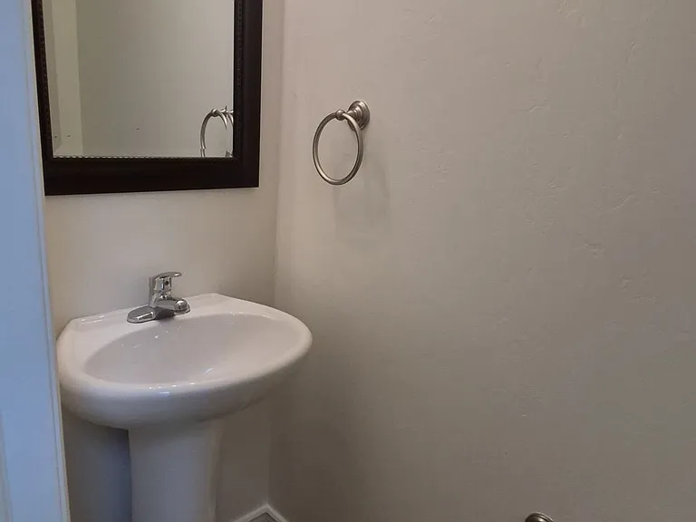 1000 E Bluff View Dr #32 — Photo 2