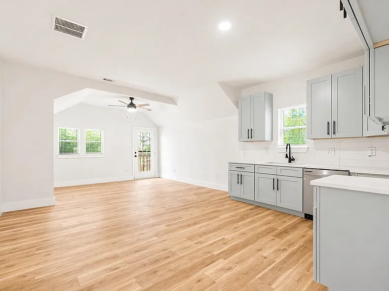 1595 Court Ave — Photo 4