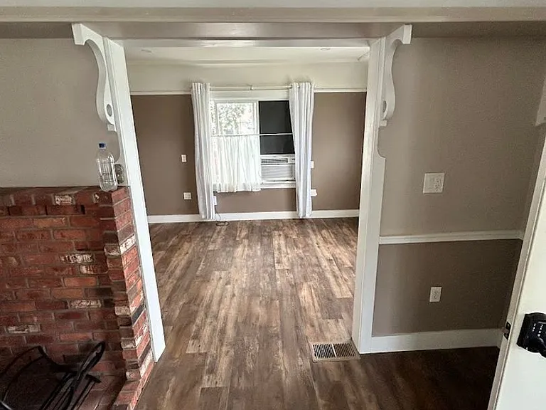 817 Grover St — Photo 11